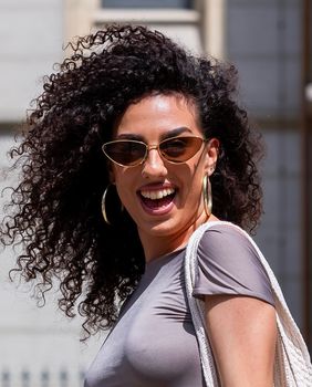 Bijele hlače u street style izdanju ljepotice sa špice