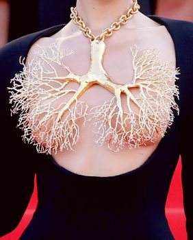 Bella Hadid u Cannesu 2021.