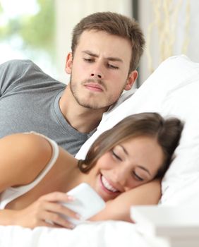 Ako shvatite da vas partner želi udaljiti od prijateljica, vrijeme je za razgovor