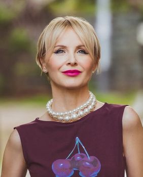 Danijela Martinović u suknji olovka-kroja i salonkama - 3