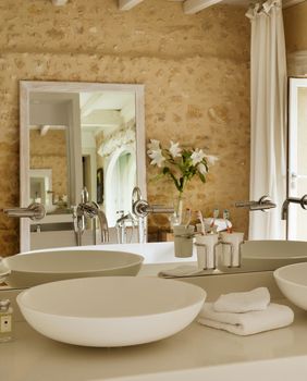 Prekrasna kuća s kamenim zidom koji je čista fantazija - 13