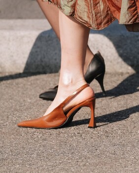 Žena u slingback cipelama