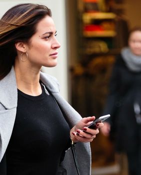 Street style brinete u uskoj odjevnoj kombinaciji - 1