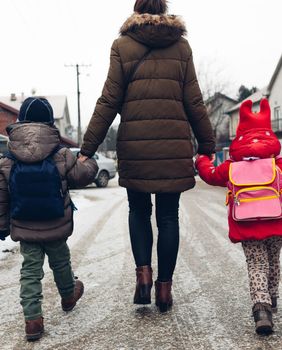 Majka s djecom (Foto: Guliver/Thinkstock)