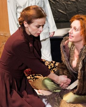 Alma Prica i nina Violić u predstavi 'Tri zime'