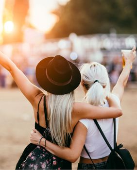 Prijateljice na glazbenom festivalu