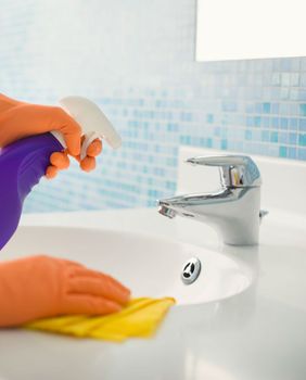 Žena čisti kupaonicu