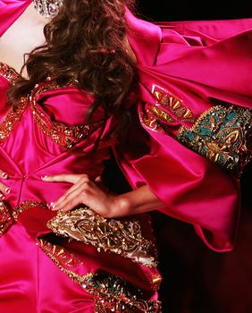 Detalj s kreacije iz kolekcije za jesen/zimu 2004./2005. godine