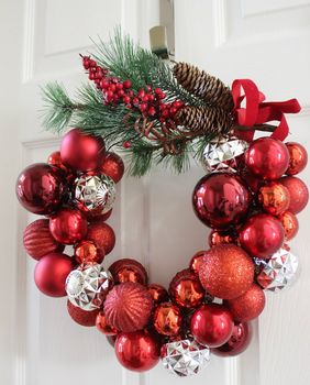 Ukrasni vijenac od vješalice i kuglica