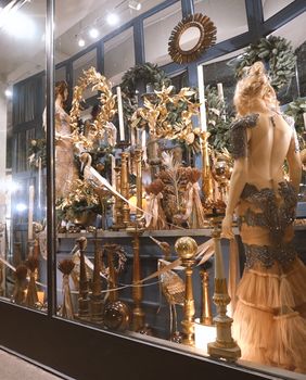 Saša Šekoranja i ove godine uredio je izlog svog cvjetnog atelijera u božićnom duhu - 1