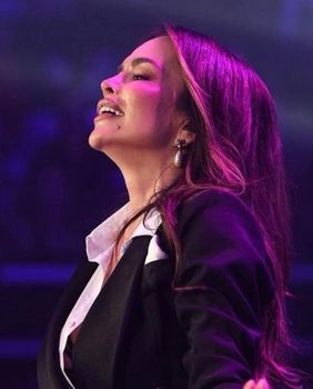 Severina u crnom odijelu