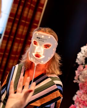 ROX Beauty Maska koristi sedam valnih dužina svjetlosti kako bi se tretirali različiti kožni problemi.