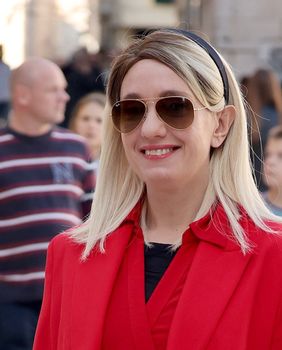 Dama sa zadarskih ulica u odličnoj crvenoj kombinaciji