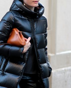 Duga i topla zimska jakna u street style izdanju