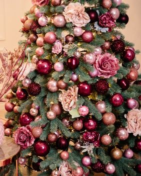 Cvijeće izgleda divno kao dekoracija na drvcu