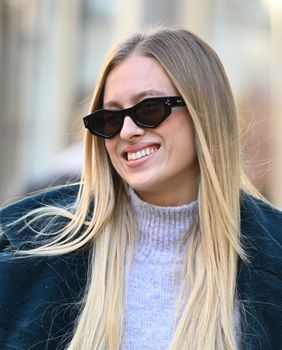 Domenica na zagrebačkoj špici u kožnatim hlačama bordo boje