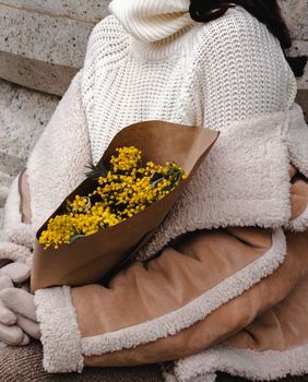 Žena u bijelom puloveru