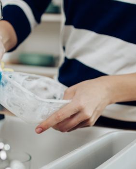 Pranje plastične posude s poklopcem