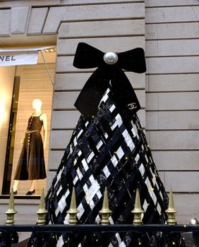 Božićni izlog Chanelove trgovine u Parizu