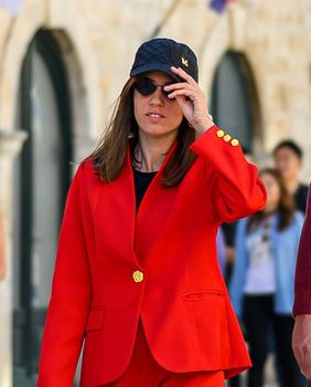 Šetnja Stradunom u crvenom odijelu