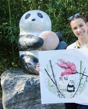 Trinaestogodišnja Ema Dujmović iz Samobora je mlada autorica, likovna umjetnica, spisateljica, humanitarka te autorica stihova i glazbe pjesama koju je pisala za svjetsko prvenstvo u Kini - 14