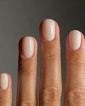 Manikura u sjajnoj boji vanilije