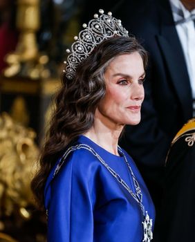 Kraljica Letizia kosu je oblikovala u valove