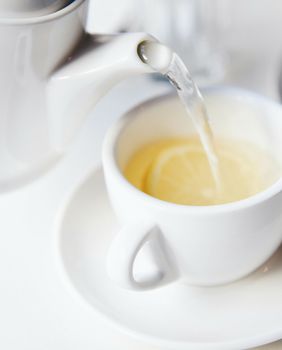 Zahvaljujući polifenolima, bijeli čaj može pomoći u zaštiti kože od štetnih vanjskih utjecaja i prijevremenog starenja