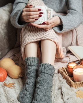 Žena zamotana u deku