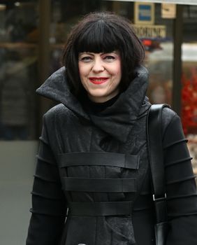 Mirela Holy u kaput-haljini na zagrebačkoj špici 2025. - 1