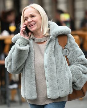 Ksenija Pajić u trapericama i bundi na špici 2025. - 3