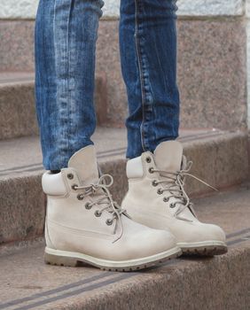 Žena u gležnjačama