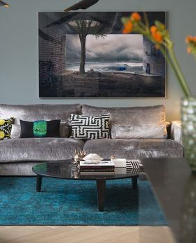 Elegantan stan u kojem su baršunasta kutna garnitura i električni kamin glavne zvijezde - 7