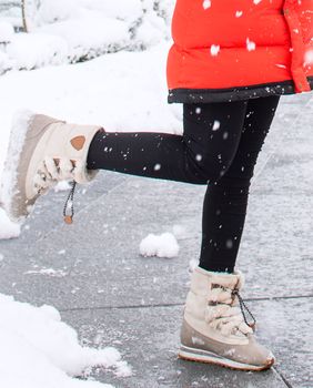 Žena u čizmama na snijegu