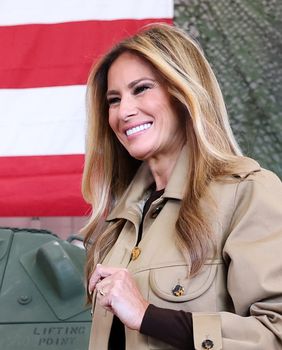 Melania Trump u kožnatim hlačama i gležnjačama od brušene kože - 3