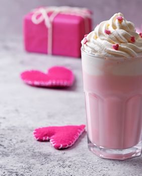 Ružičasta topla čokolada sa šlagom