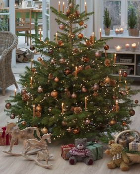 Ukrašavanje doma za Božić smeđim detaljima