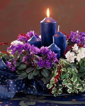 Adventski vijenci ukrašeni cvijećem