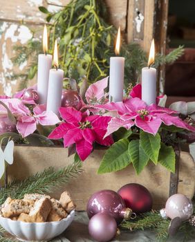 Adventski vijenac ukrašen božićnom zvijezdom