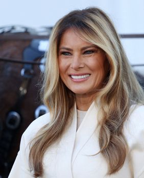 Melania Trump u bijelom kaputu modne kuće Dior i kariranim štiklama Manolo Blahnik - 5