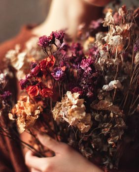 Žena drži suho cvijeće