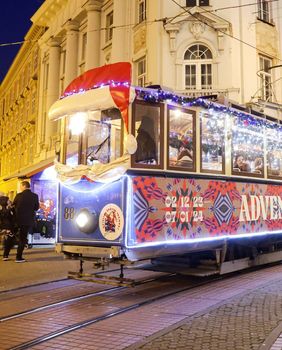 Veseli božićni tramvaj