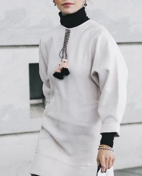 Pletivo s visokim ovratnikom odličan je izbor za boravak na otvorenome