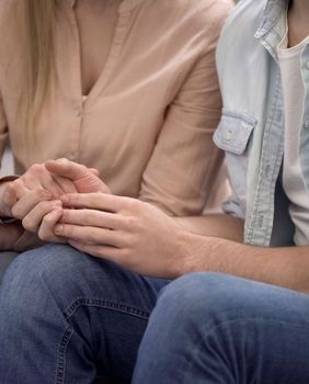 Par se drži za ruku