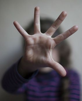 Prestrašena djevojčica