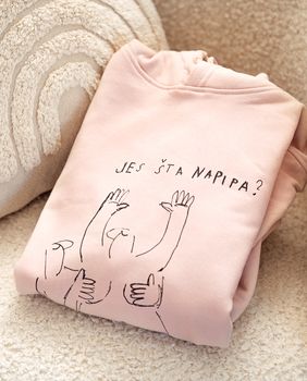 Kupnjom majice s ilustracijom Tisje Kljaković Braić pomažete Udruzi Nismo same