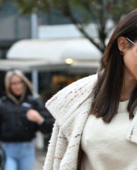 Ljepotica iz Zagreba u bordo suknji