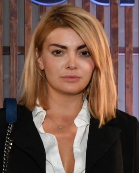 Ella Dvornik u New Balance tenisicama i odijelu - 4