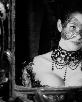 Monica Bellucci u filmu Brotherhood of the Wolf