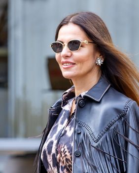 Zagrebačka street stylerica u haljini životinjskog uzorka i kožnoj jakni - 1